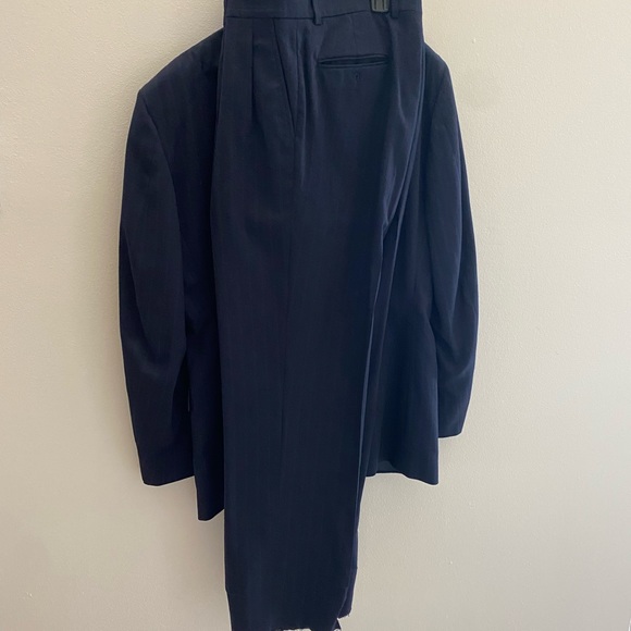 Navy blue like new pinstripe suit 42 long - Picture 2 of 7